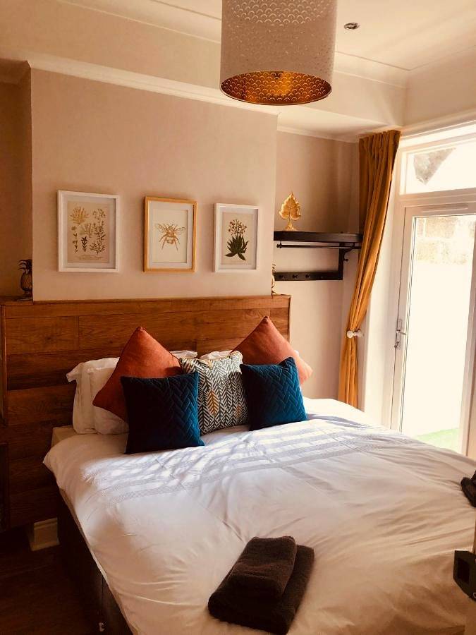 Double Room with Private External Bathroom in Portsmouth, South East England
