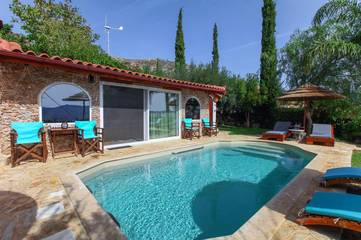 Gîte pour 2 personnes, avec vue et jardin ainsi que balcon et piscine dans Anavissos