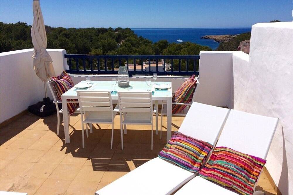 Apartamento entero, Authentic Mediterranean penthouse with sea view and private pool in Cala Tarida, Sant Josep de sa Talaia