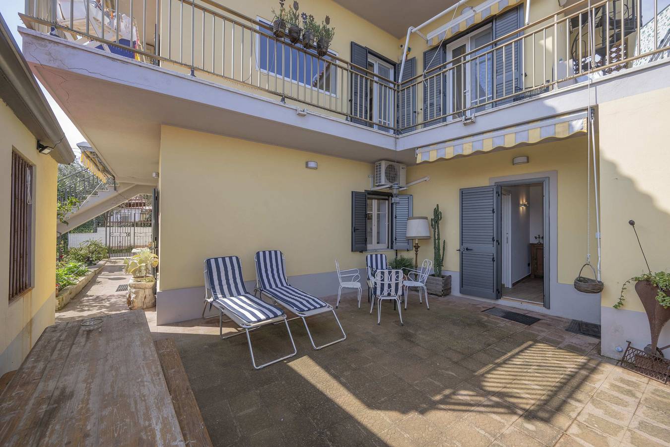 Appartement entier, Appartement 'Vanedda di Mari - Casa Nespolo' avec terrasse partagée, Wi-Fi et climatisation in Messina, Province de Messina