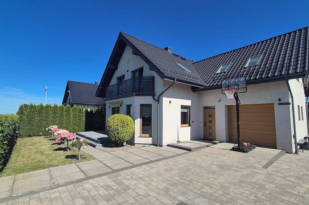 Villa Near Baltic Sea (2.5 km) – 4 Bedrooms, 3 Bathrooms, Private Garden in Władysławowo, Zatoka Gdańska