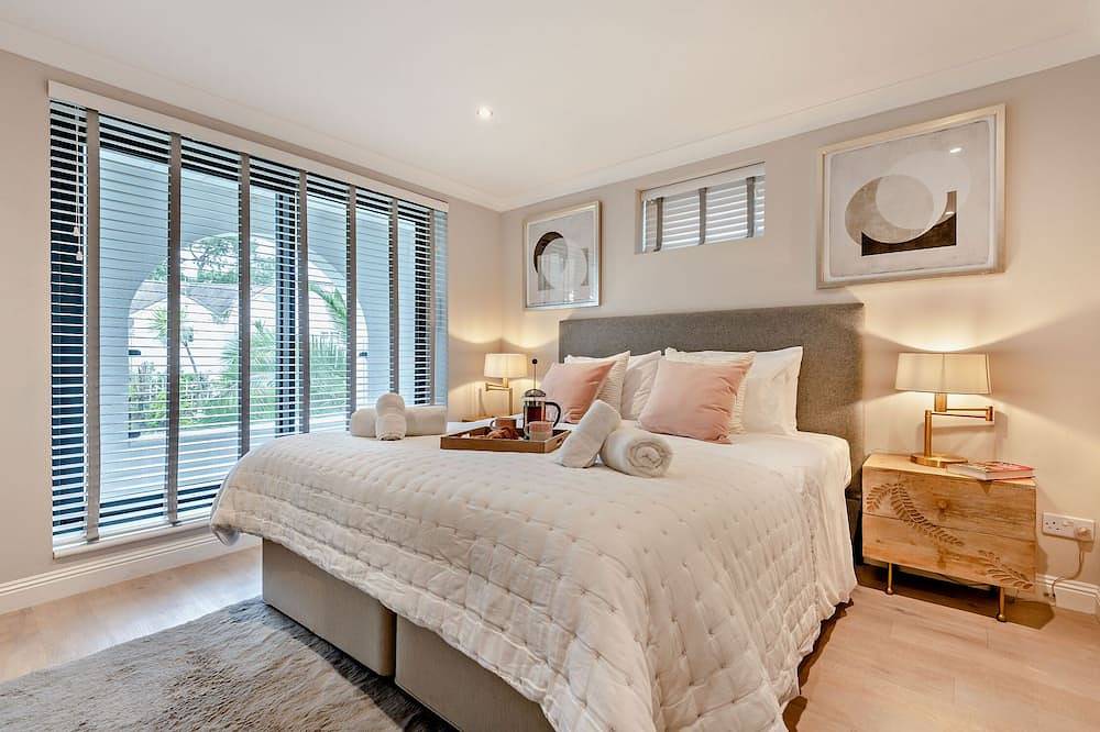 High Tides Elegant & Modern 4-Bedroom Villa in Sandbanks in Sandbanks, Poole