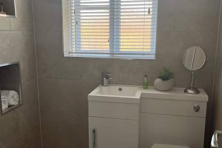 Perfect retreat for two! One bed house with garden, minutes from sea front in Poole, Poole Harbour
