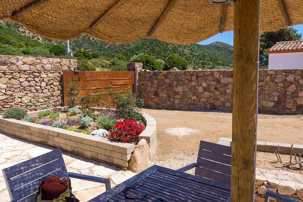 Holidays Zirkuswagen surrounded by sea and maquis. 300 m from the water. in Cala Cipolla, Teulada