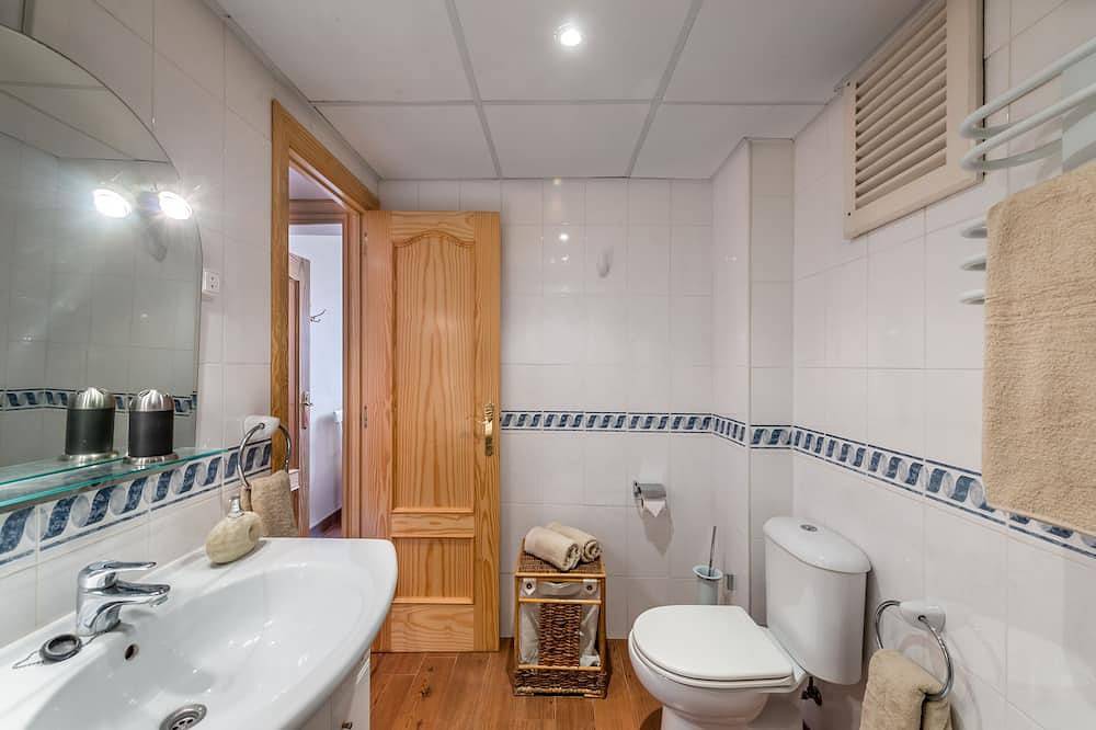 Entire apartment, Comfortable, contemporary and tranquil flat with sea views in the centre of town in Fuengirola, Costa del Sol
