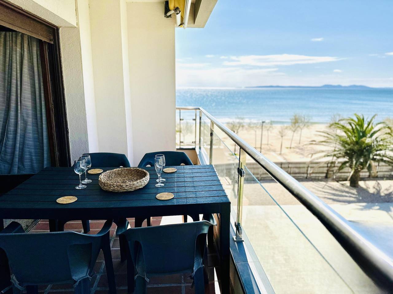 Entire apartment, Seafront apartment with terrace and private parking in Roses in Santa Margarida, Roses