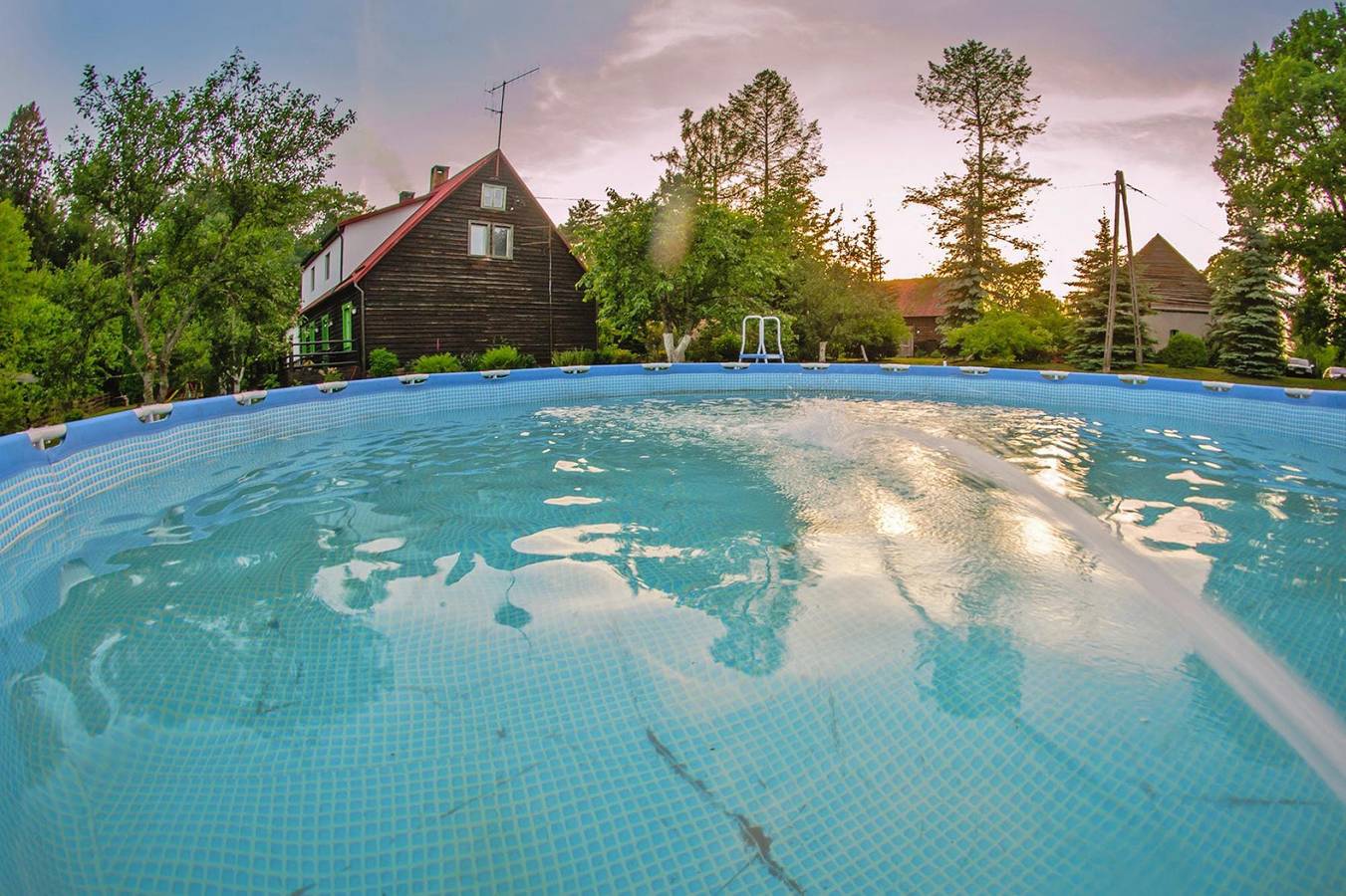 Ferienhaus im Wald, privater Garten, Sauna in Powiat Koszaliński