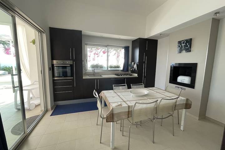Villa frente al mar con piscina privada y conexión WiFi gratuita in Marina di Felloniche, Castrignano del Capo