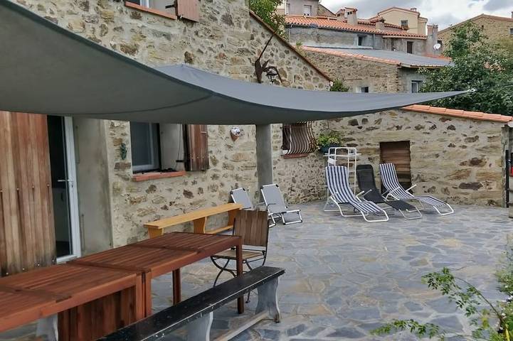 Location de vacances pour 14 personnes, avec piscine ainsi que jardin et terrasse à Taulis