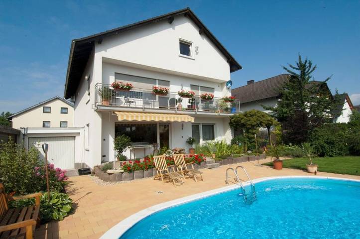 Ferienwohnung für 3 Personen, mit Terrasse und Garten sowie Pool und Ausblick