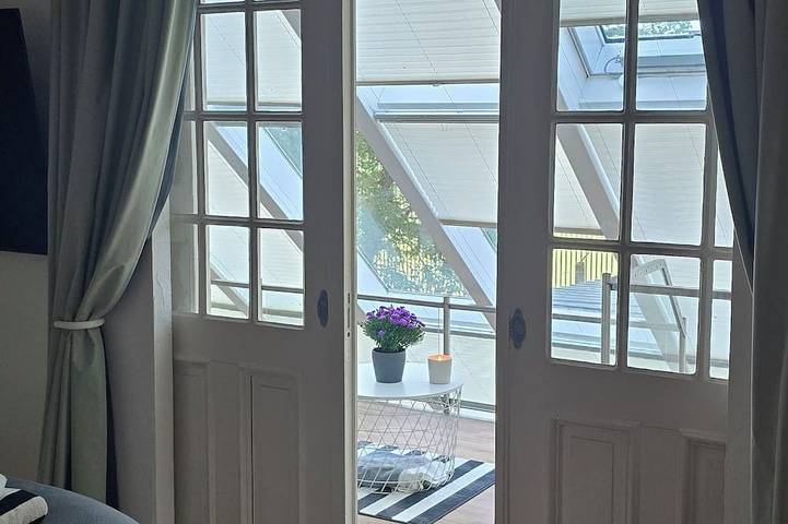 Built in 1920, a house with a two-story sunroom, just a short drive from the North Sea in Ostrohe, Heide y sus alrededores