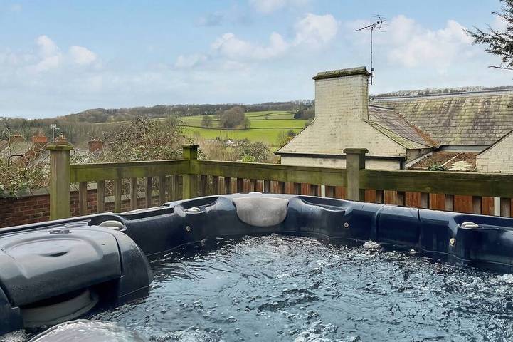 Cottage for 15 people, with garden and hot tub, with pets in Belper