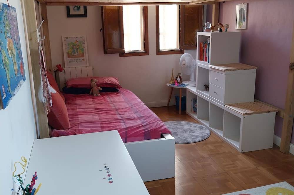 Hermosa casa en un pequeño pueblo provenzal 20 'de Aix. in Saint-Estève-Janson, Region de Aix-en-Provence