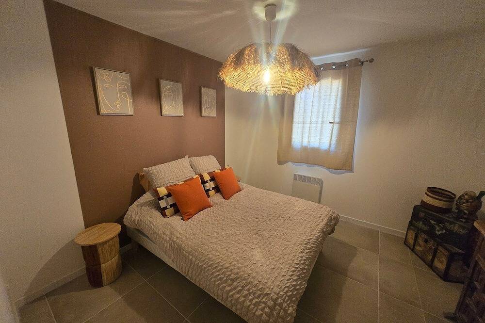 Villa 'House 20' with Shared Pool, Wi-Fi and Air Conditioning in Auriol, Marseille region