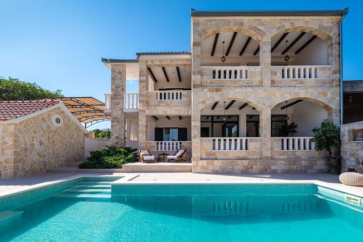 Villa pour 8 personnes, avec piscine ainsi que sauna et jardin à Marina