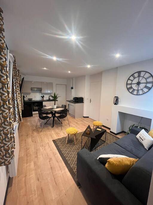 Appartement entier, Coin de paradis avec spa illimité en plein centre Avranches in Avranches, Baie du Mont-Saint-Michel