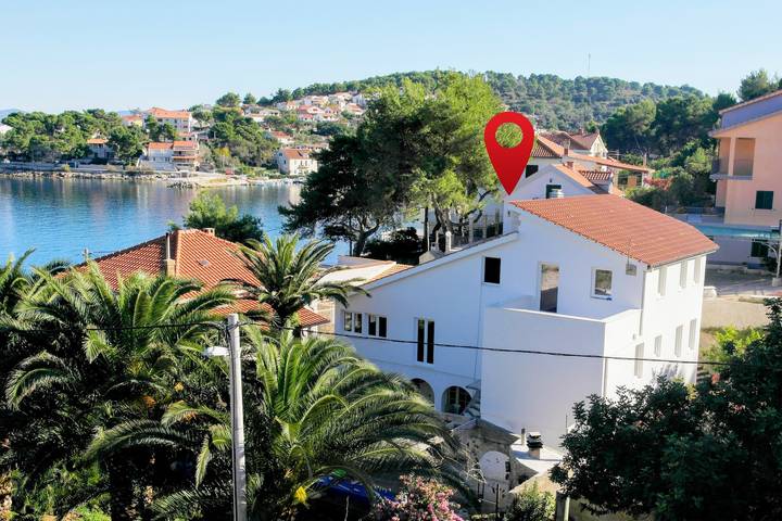 Ganze Wohnung, 3-Zimmer-Ferienwohnung am Strand Stomorska, Solta A-27653-a in Necujam, Solta
