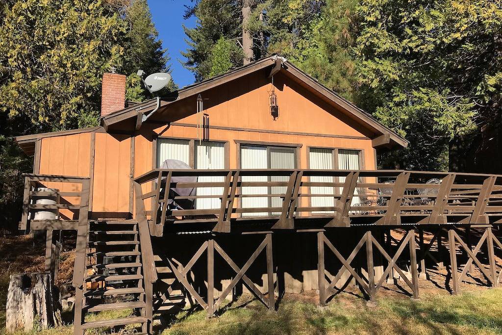 Hundefreundliches, am Strand gelegenes Wochenende mit Kamin und möblierter Terrasse - nahe am See in Shaver Lake, Kings Canyon Nationalpark
