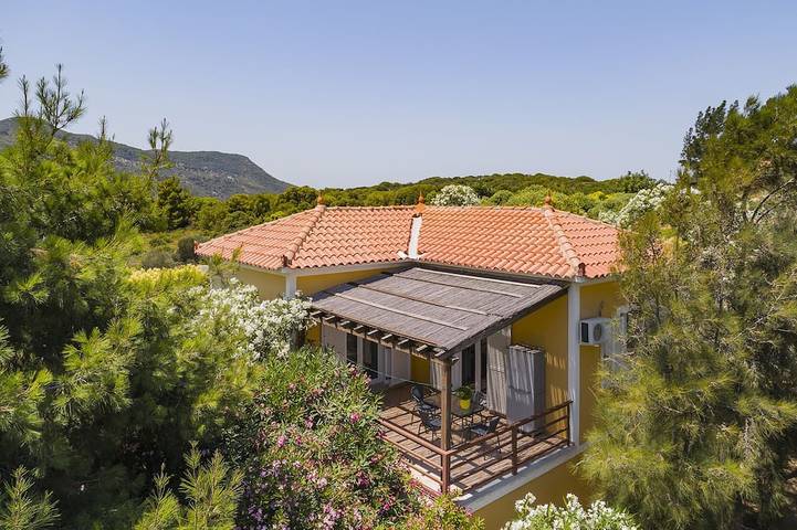 Villa for 4 people, with garden and balcony in Samos