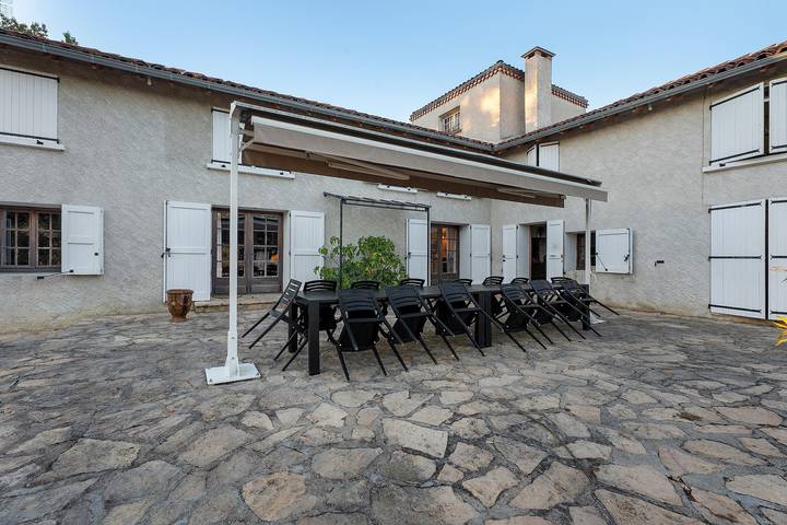 Gîte des roties: Restored Family Home with Pool in a 7-Hectare Park in Poncins, Montbrison