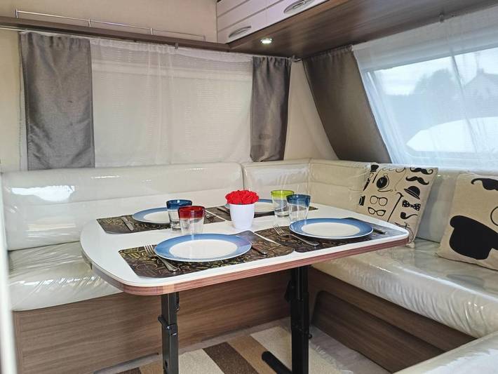 Camping pour 3 personnes, avec piscine ainsi que terrasse et jardin dans Eure-et-Loir