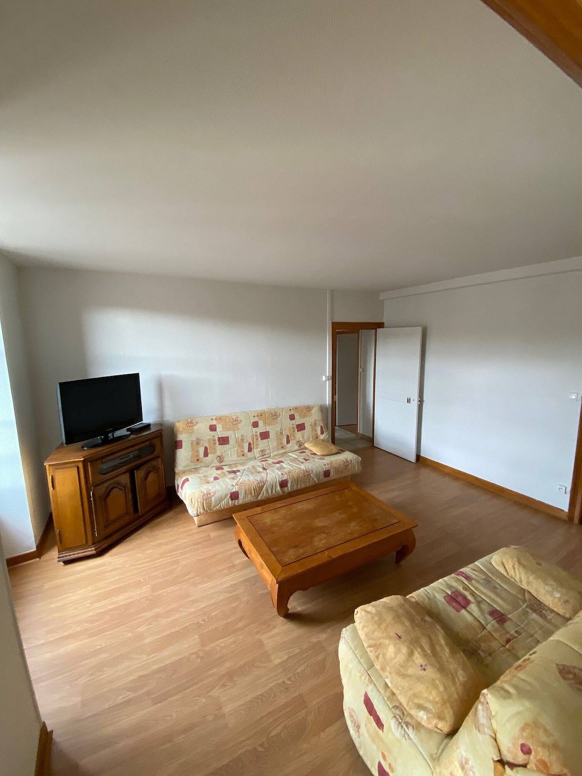 Ganze Wohnung, Apartment 'Jusqu'a 8 Schlafplätze' mit privater Terrasse und gemeinsamem Garten in Pontgibaud, Regionaler Naturpark Volcans d'Auvergne