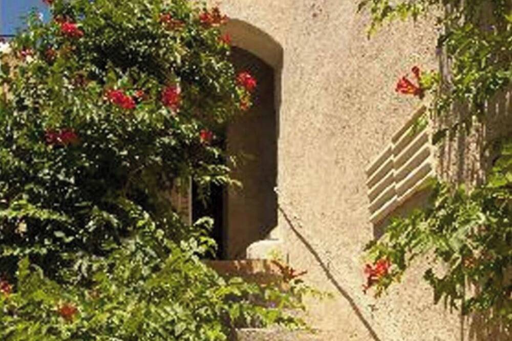 Lovely 2 pers. Balcony Room in Lourmarin village with a view on the Chateau in Lourmarin, Parc naturel régional du Luberon