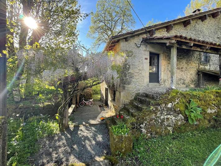 Location de vacances pour 8 personnes, avec terrasse et vue ainsi que jardin et piscine à La Gonterie-Boulouneix - 2