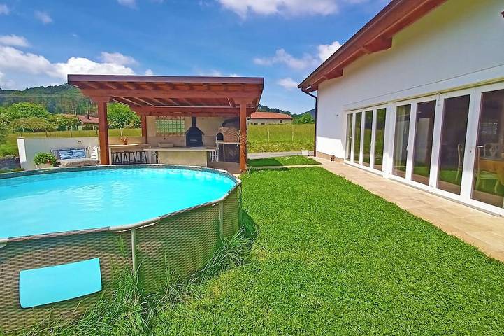 Gîte pour 12 personnes, avec Jacuzzi ainsi que Jardin et Piscine à Plentzia