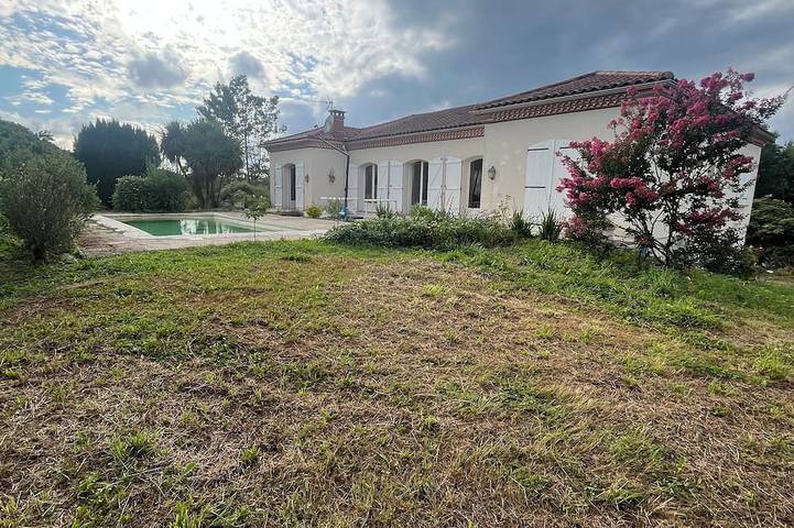 Villa pour 10 personnes, avec piscine ainsi que terrasse et jardin, animaux acceptés dans les Hautes-Pyrénées