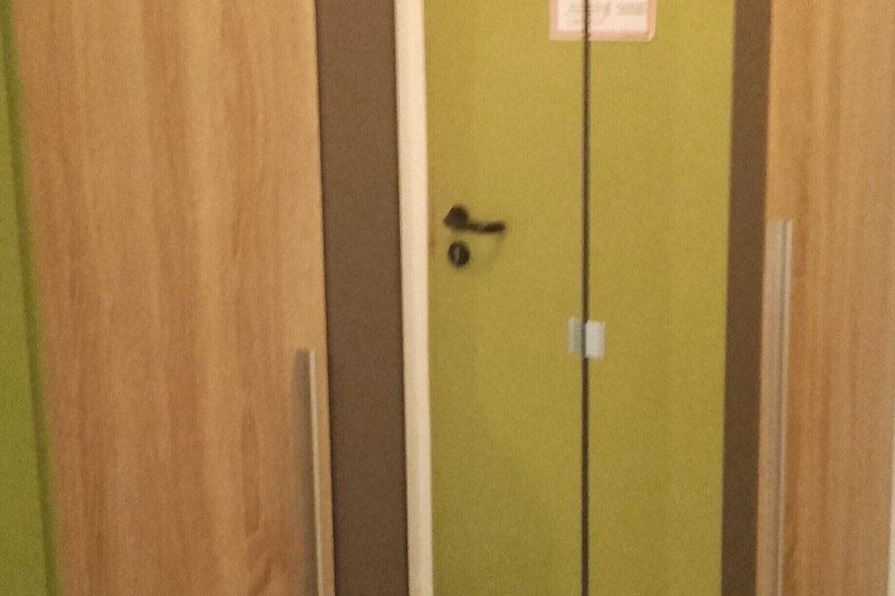 Ganze Wohnung, Geräumiges 2-Raum-Appartement (40qm) mit Balkonzugang und kostenfreiem Wlan in Bad Königshofen i.Grabfeld, Franken