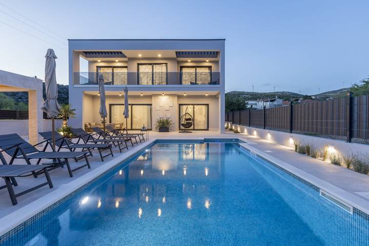 Villa para 9 pessoas, com varanda/terraço e terraço e ainda sauna em Marina