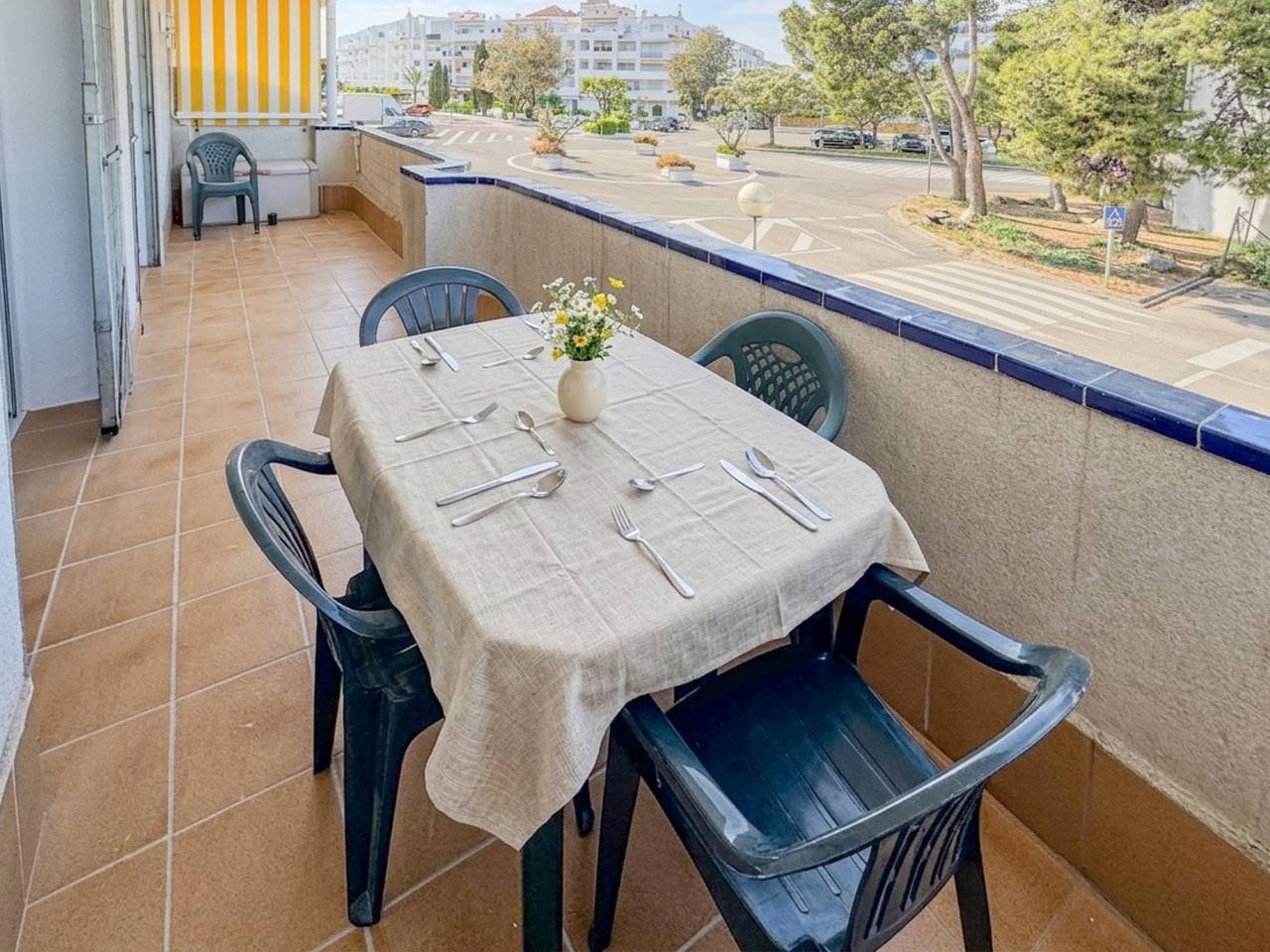 Entire apartment, Holiday apartment for 6 people with terrace in Santa Margarida, Roses