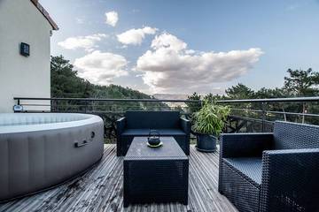 Gîte pour 6 personnes, avec jardin ainsi que terrasse et jacuzzi à Mercuer