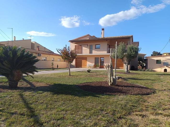 Location de vacances pour 7 personnes, avec jardin et vue à Navata