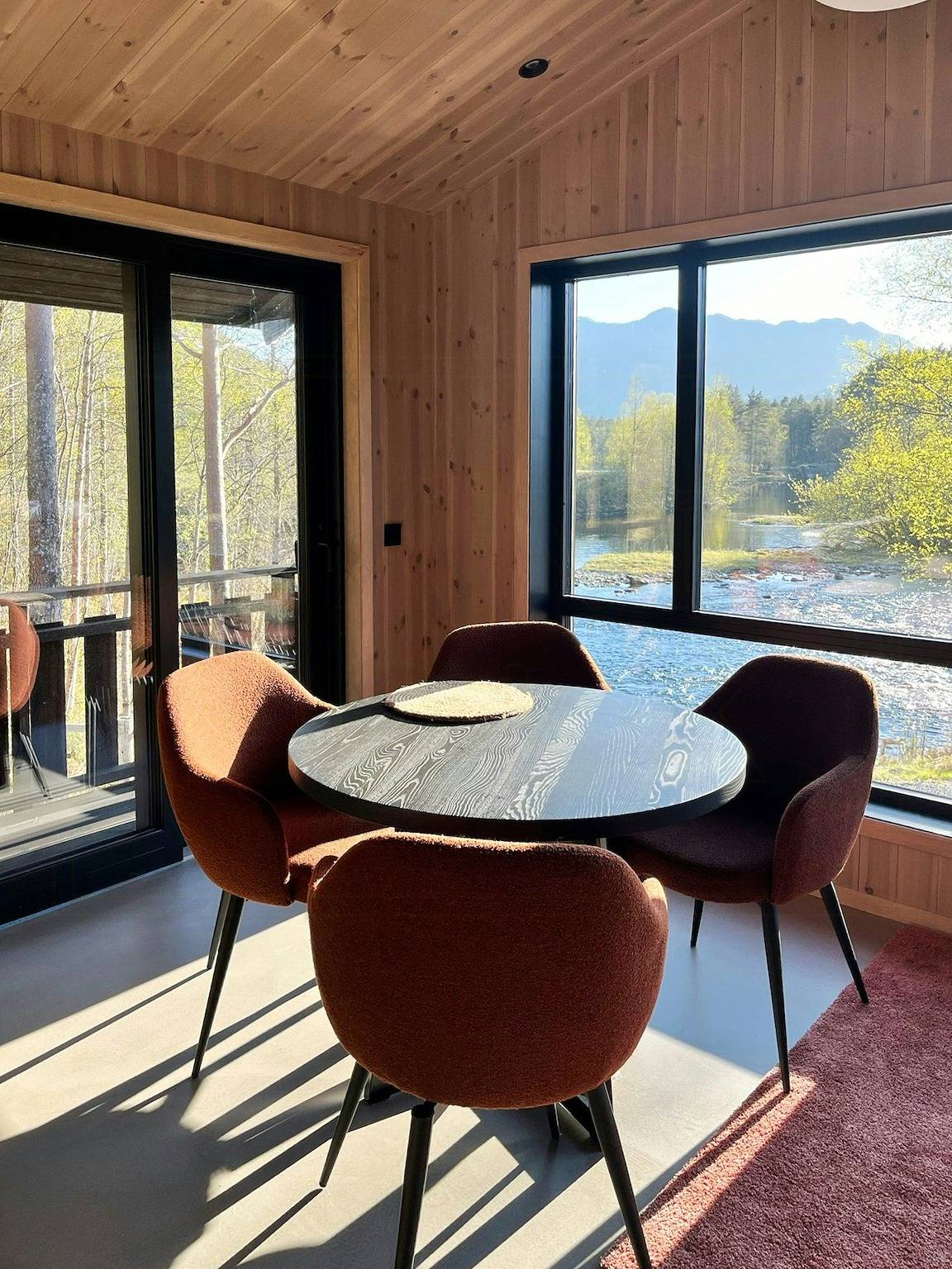 Ganze Wohnung, Moderne Hütte hoch über dem Storelva bei Eikefjord in Flora