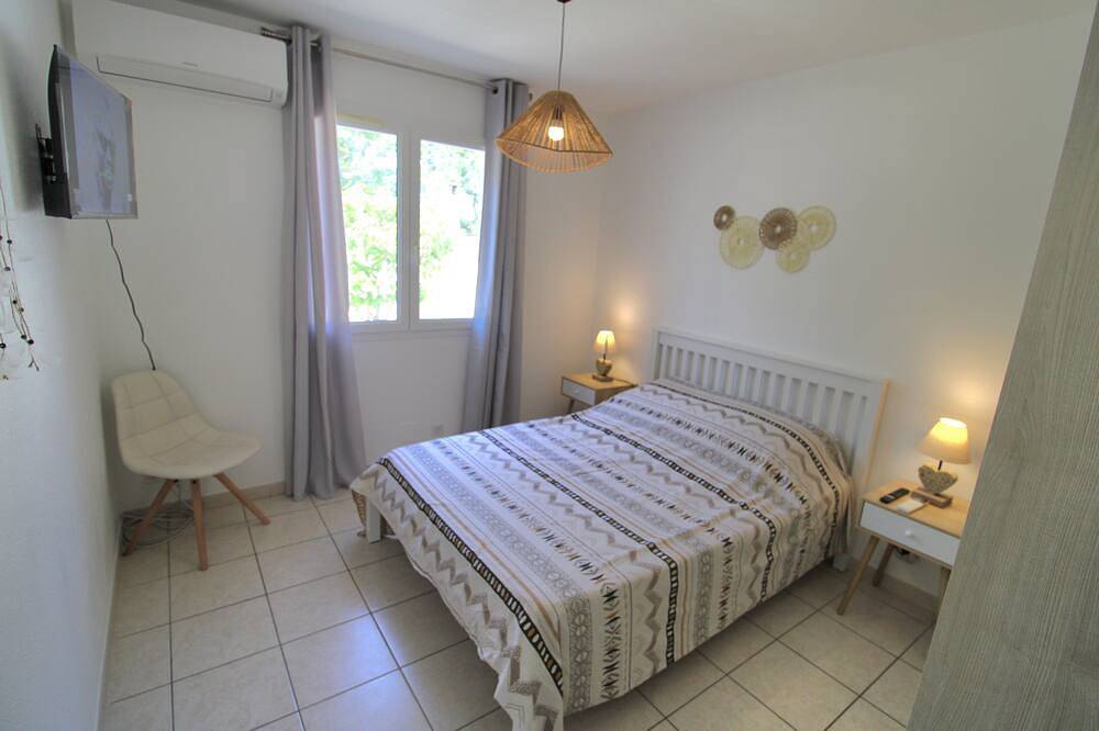 Comfortable single-storey villa with garage, parking, veranda terrace. in Sigean, Mediterranean Coast (France)