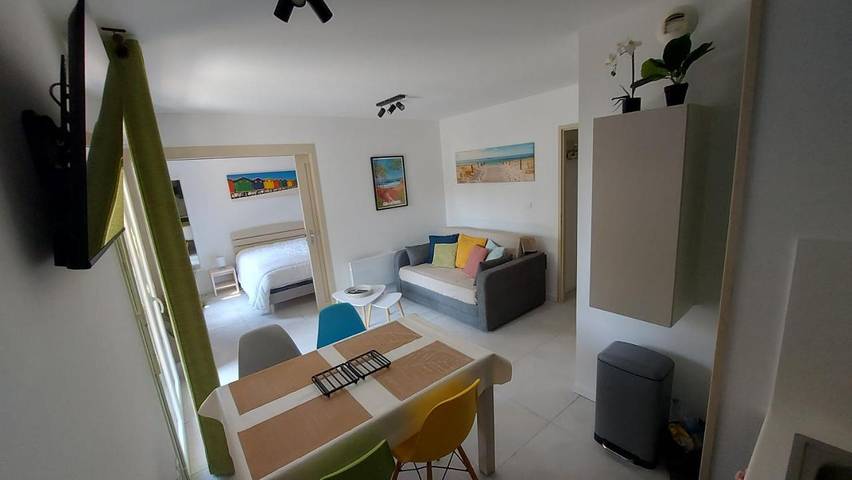 Appartement de vacances pour 4 personnes, avec jardin et bassin pour enfant ainsi que piscine et vue
