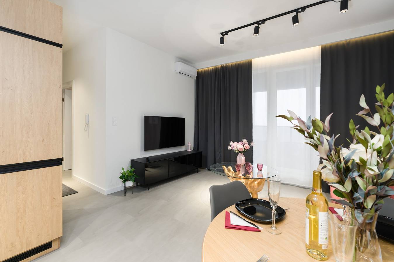 Ganze Wohnung, Elegant Apartment with Balcony | Garage Parking & Air Conditioning in Posen, Großpolen