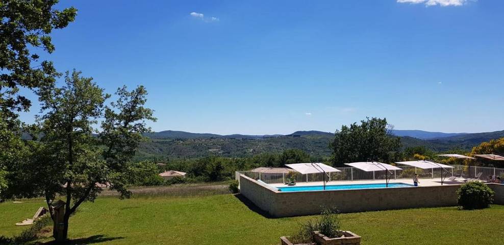 Camping pour 6 personnes, avec Terrasse et Jardin ainsi que Piscine et Vue