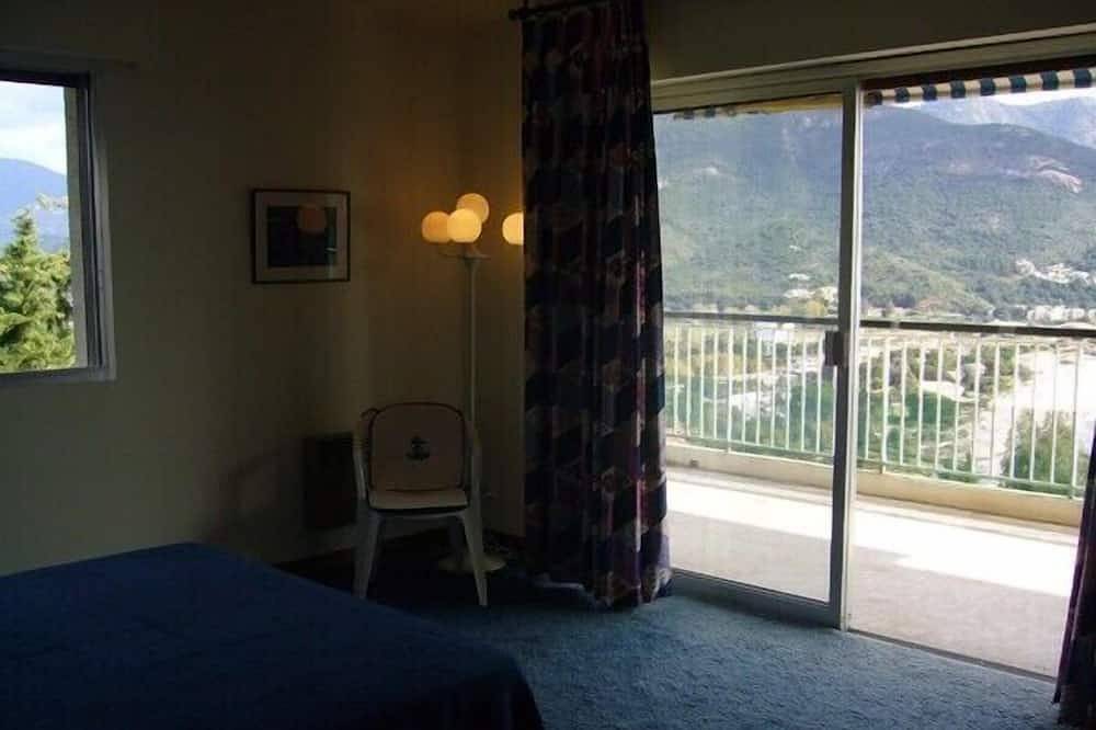 Family villa in Corsica with fabulous sea views in Sagone, Vico