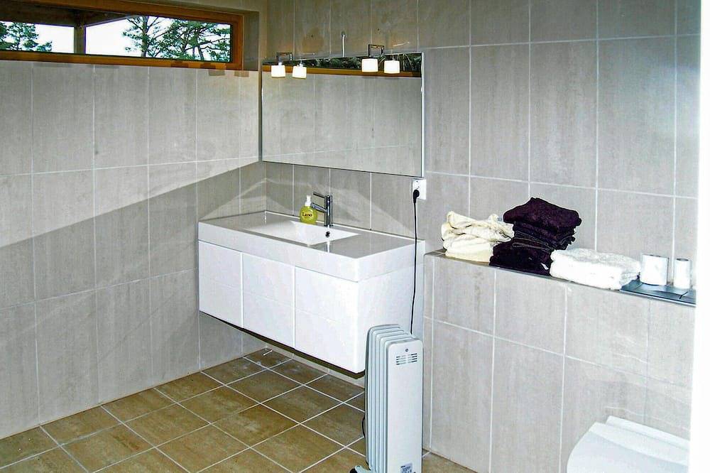 3 bedroom awesome home in Mosterhamn in Hardangerfjord