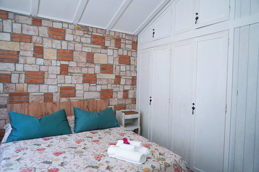 Two Cozy Cottages with Lake and Castle Views in Bracciano, Lac de Bracciano