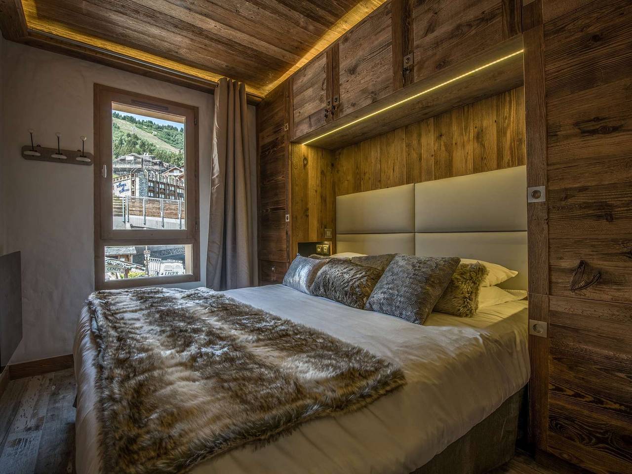 Hel lejlighed, Chalet-style 2-bedroom apartment, Courchevel 1850 center, ski 150m, Wifi in Courchevel 1850, Saint-Bon-Tarentaise
