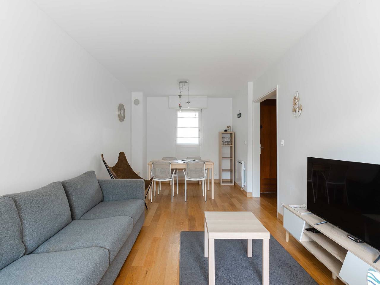 Entire apartment, 3 bedroom apartment with garden and swimming pool in Deauville, Lisieux region