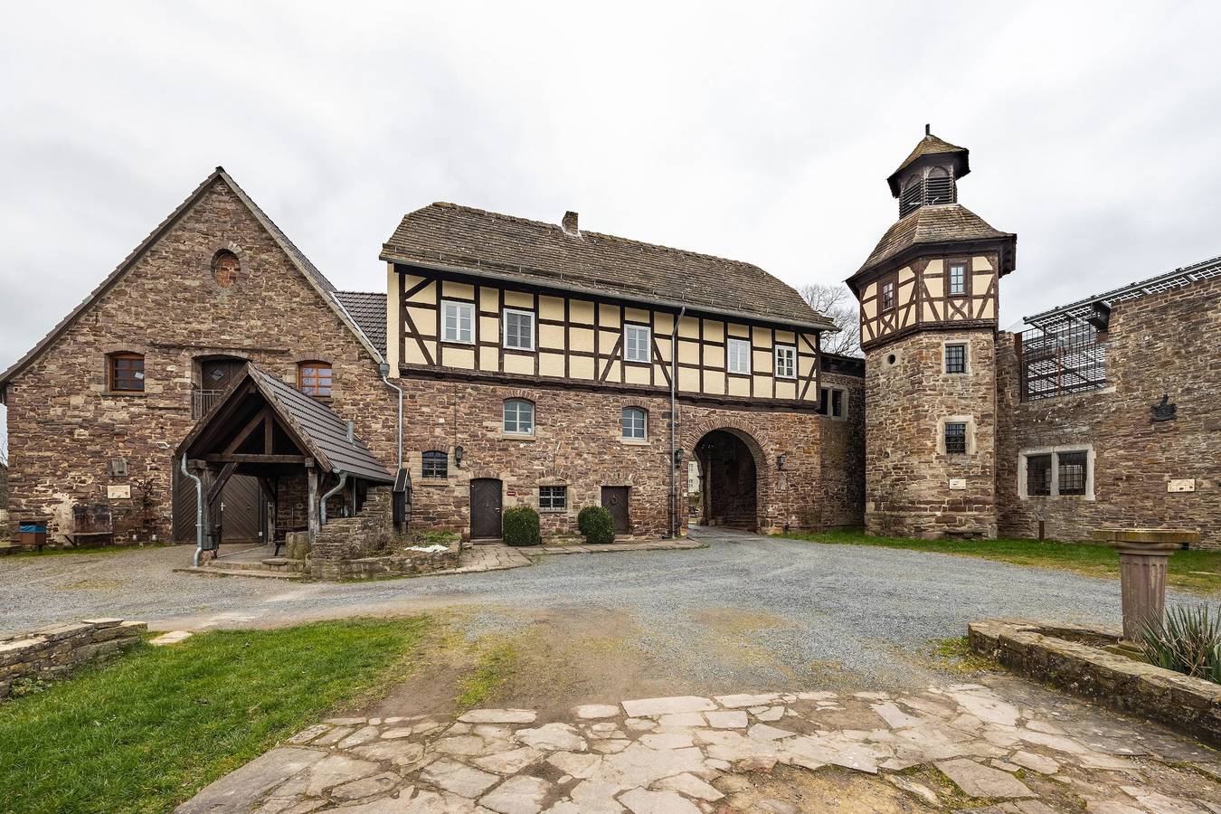 Entire apartment, Holiday flat 'Apartment Burggarten' with dream view and terrace in Trendelburg, Hessisches Bergland