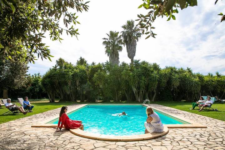 Privatzimmer für 2 Personen, mit Terrasse und Garten sowie Pool und Ausblick in Brindisi