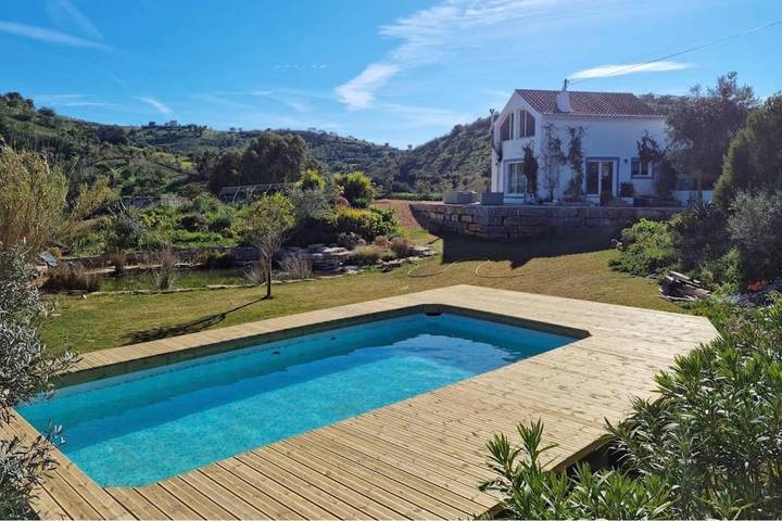 Location de vacances pour 7 personnes, avec balcon ainsi que piscine et jardin, adapté aux familles dans Santa Catarina da Fonte do Bispo