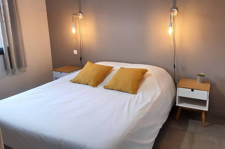 Gîte pour 4 personnes, avec terrasse ainsi que jardin et piscine à Aiguèze - 2