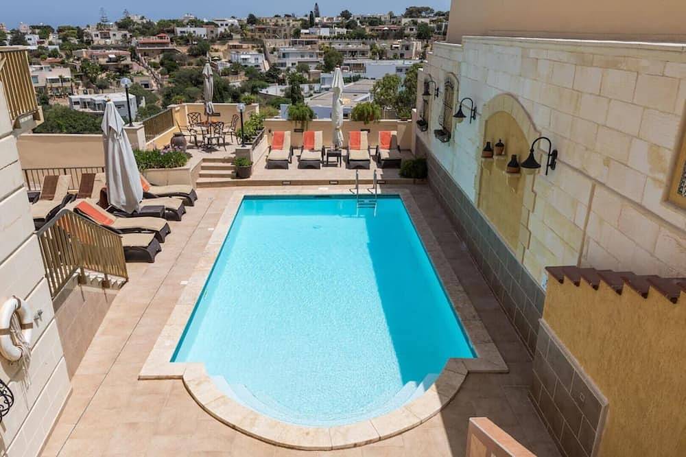 Hel lejlighed, Villa Margherita Unit 1, with a large Pool, patio, and spacious outside spaces. in il-Mellieha, Mellieha